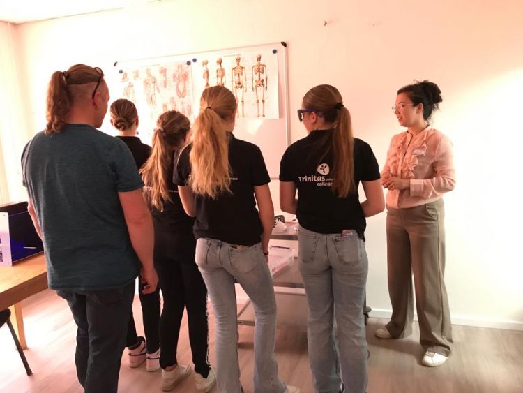 Studenten van het Johannes Bosco College op bezoek