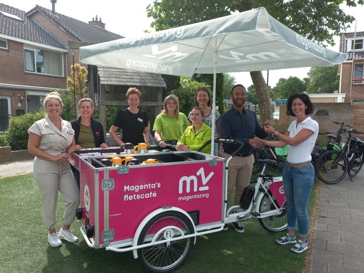 Gezellige reuring in de wijk bij Magenta’s fietscafé